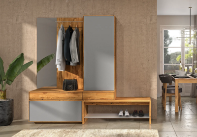 Holzschmiede Garderobe JASO in Wildeiche mit grau lackierten Mattglasfronten.