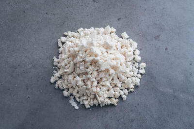 kleiner Haufen Naturlatexflocken für Frau Wolles Kissenfüllungen