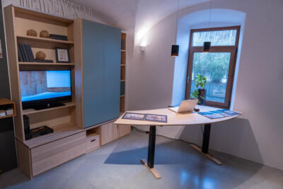 Trend Regalwand mit Schieberegal und elektisch höhenverstellbaren Schreibtisch, Birke weißpigmentiert geölt